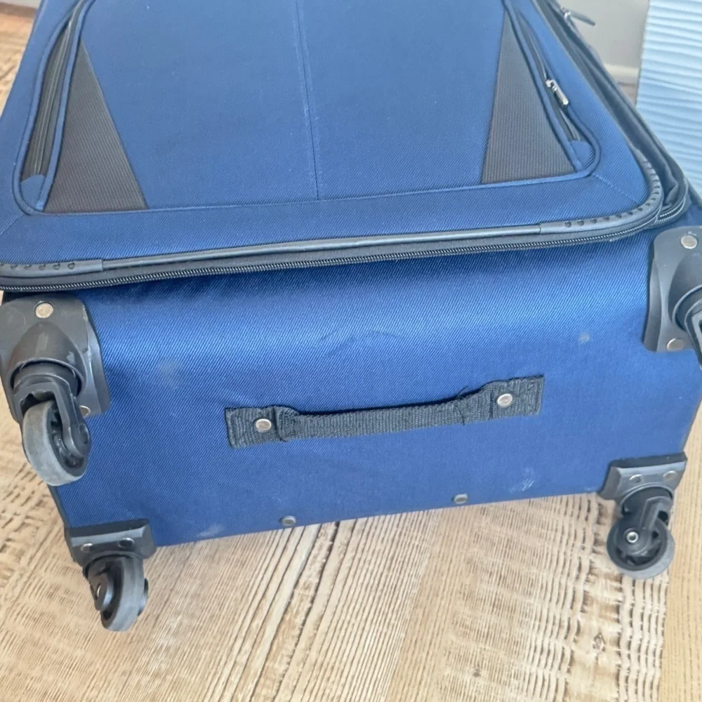 U.S. Traveler Aviron Bay exp. Softside Wheels,Navy, carry on Spinner Luggage